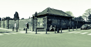 Carrefour de rues avec mur en brique. Crosswalk with typical red bricks wall.