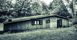 Long hangar en pleine nature. Long warehouse lost in nature.