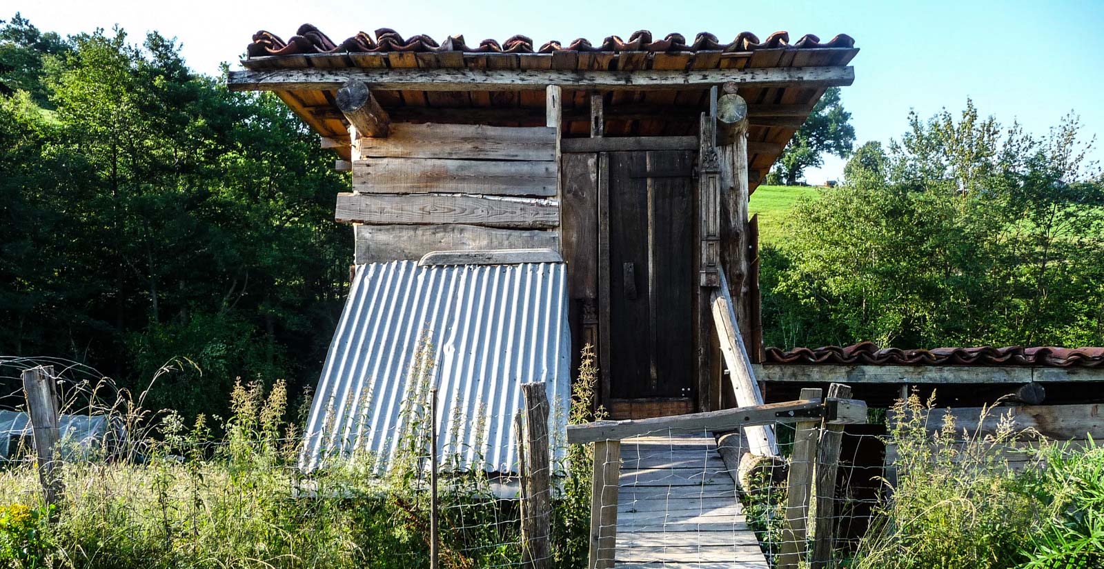 Cabane fabriquée à partir de matériaux de récupération. Upcycling handmande house shed.